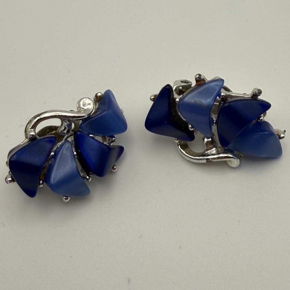 Vintage Coro Blue Thermoset 16” Silver Tone Necklace and Coordinating Earrings - Picture 3 of 11